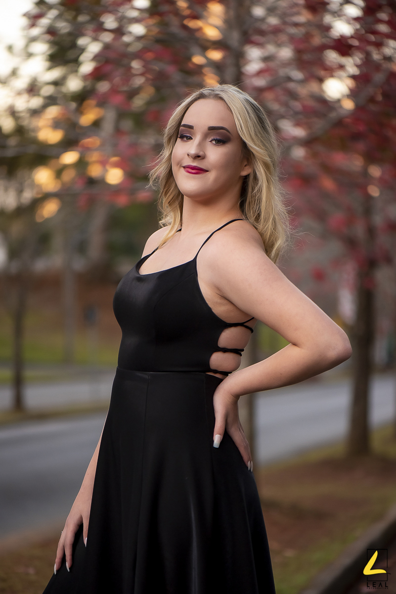 Debutante com vestido preto em ensaio street