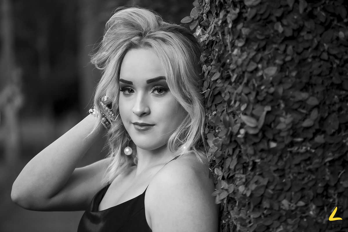 Foto de modelo encostada na parede em Curitiba