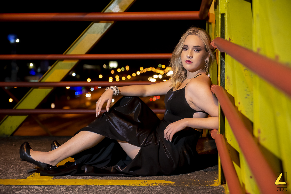 Modelo sentada em ensaio fotográfico noturno Curitiba