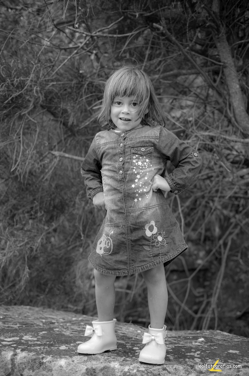 Foto em preto e branco de menina em ensaio fotográfico externo