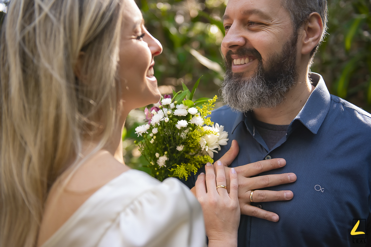 Detalhes das alianças em ensaio pré casamento por Rodrigo Leal