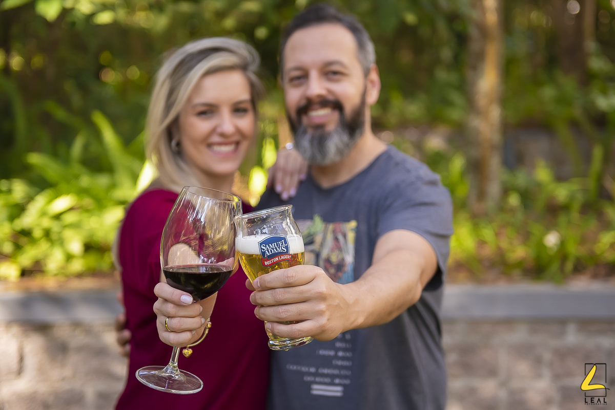 Um brinde a felicidade com vinho e cerveja