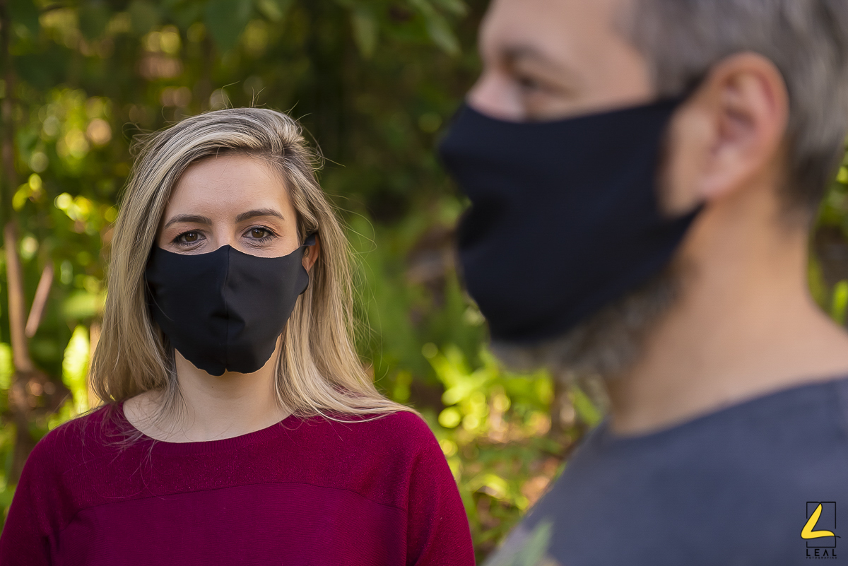 Foto de casal com máscaras com a covid19 em curitiba