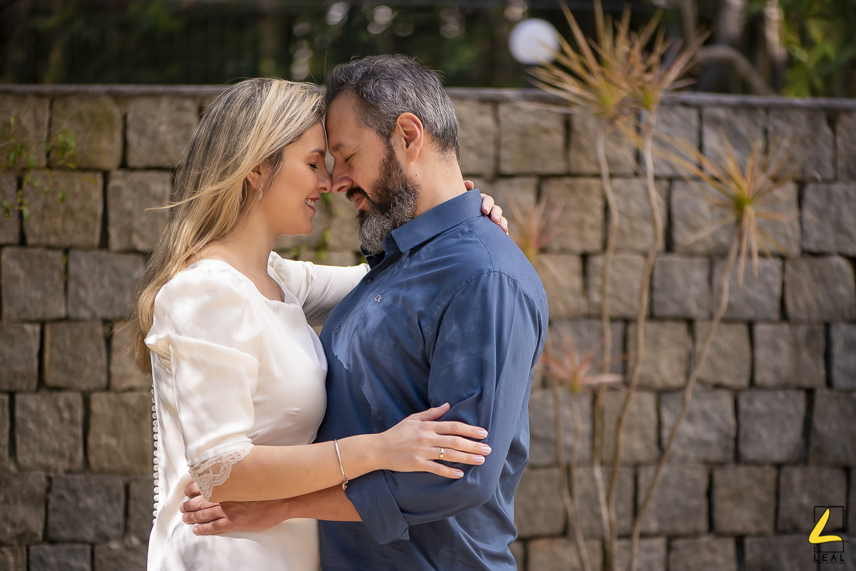 Casal fotografo em ensaio externo cristão