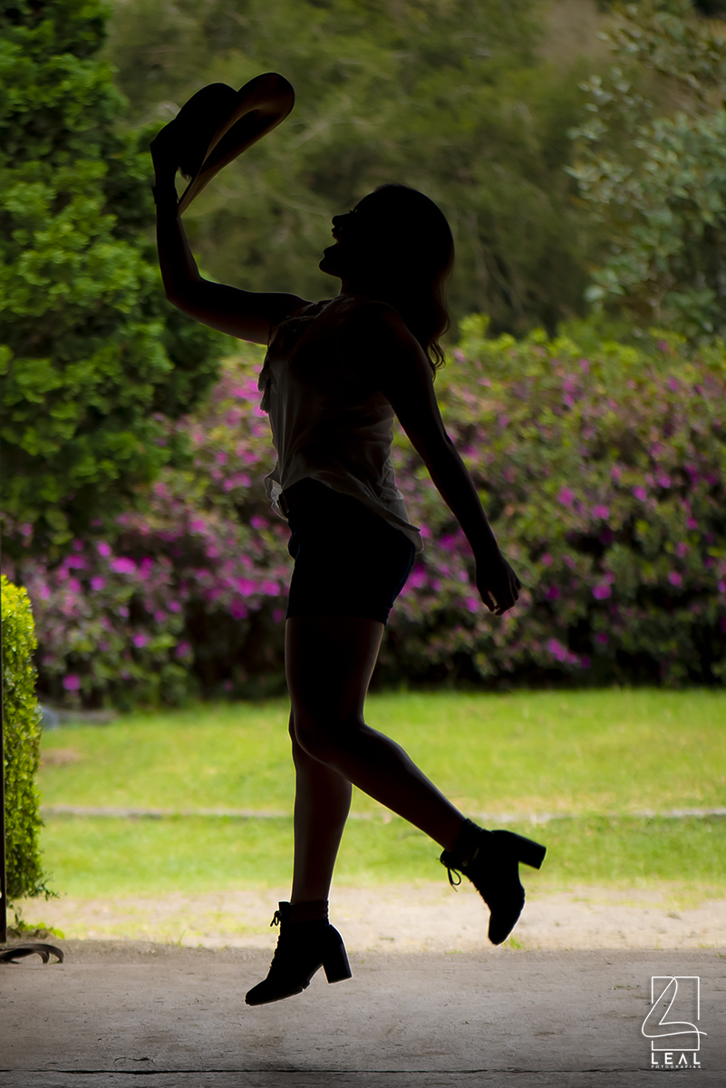 Foto criativa de Silhueta mulher pulando fazenda piraquara