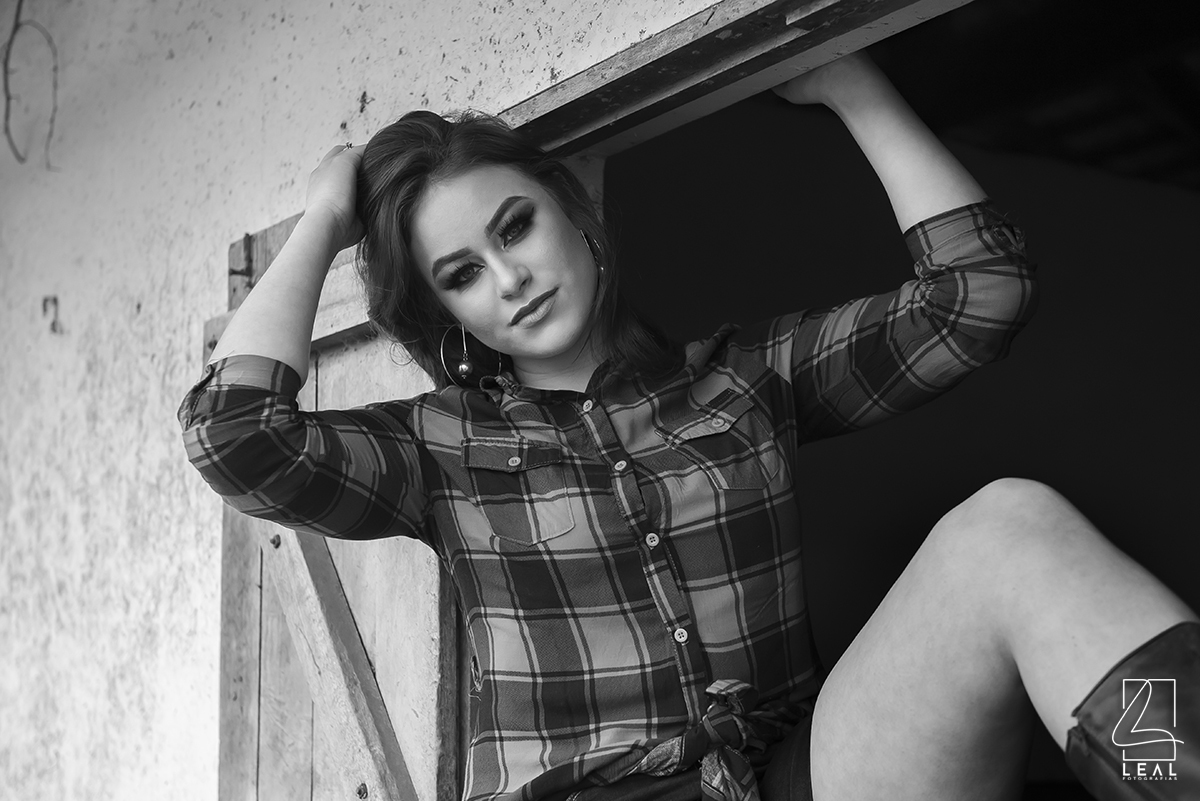 Retrato em preto e branco de mulher na janela por Leal Fotografias