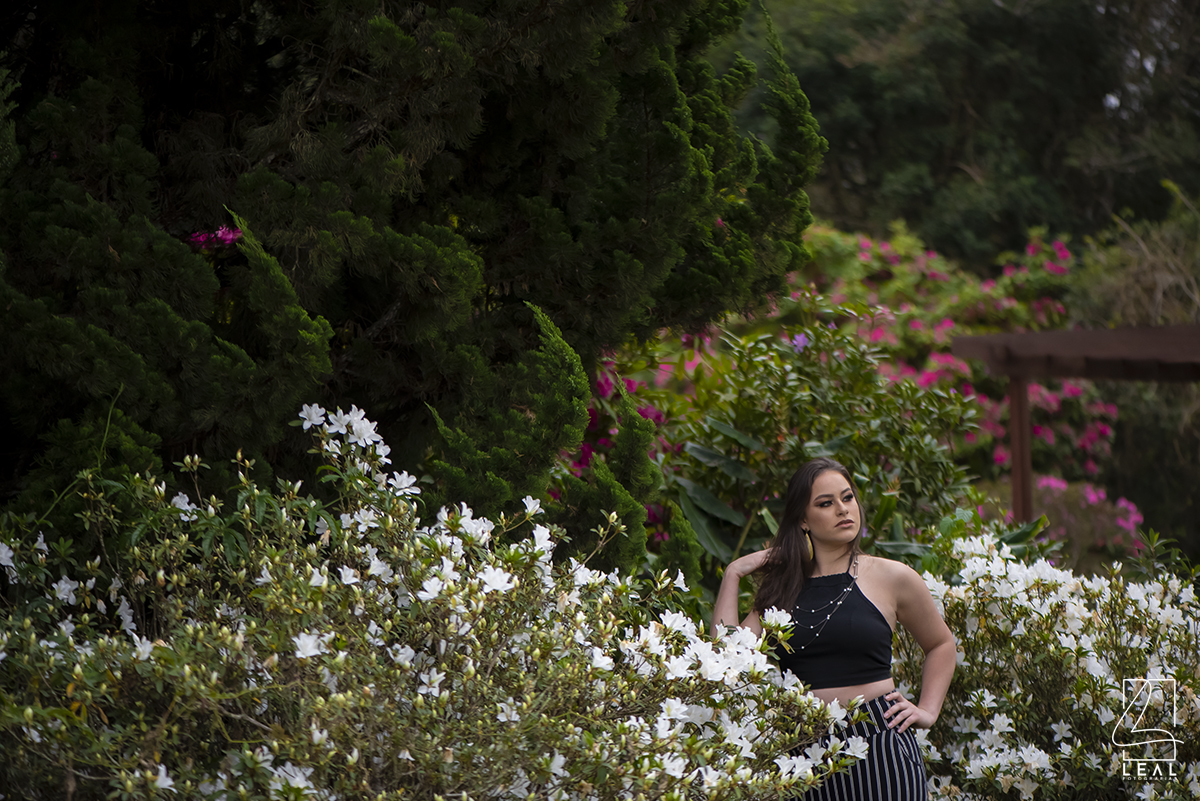 Foto de menina no meio das flores em piraquara recanto das glicínias
