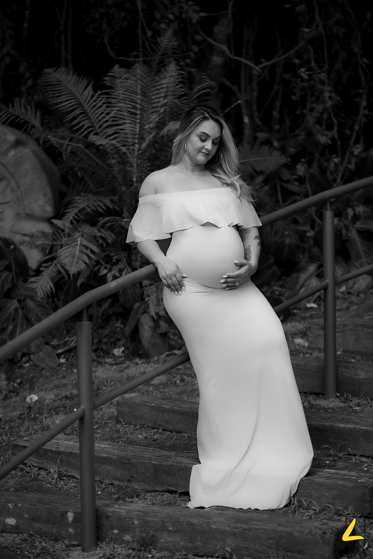 Linda fotografia em preto e branco de gestante em Curitiba