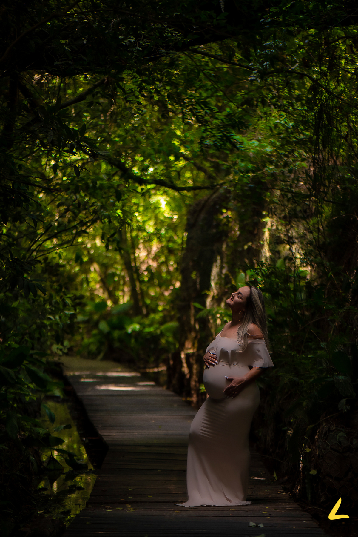 Sombras e luz em fotografia de ensaio gestante em Curitiba