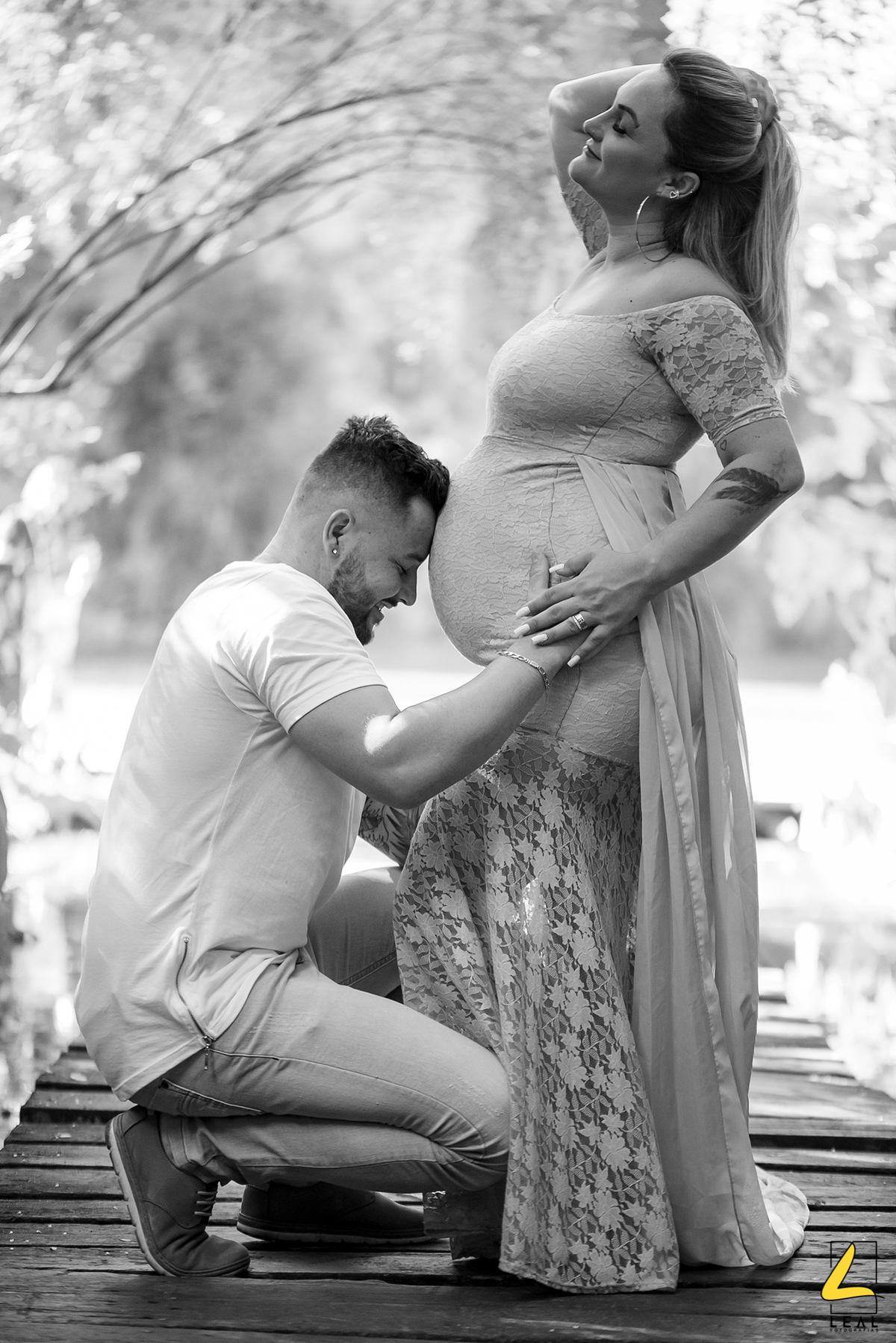 Pai e mãe em foto de ensaio gestante preto e branco Curitiba