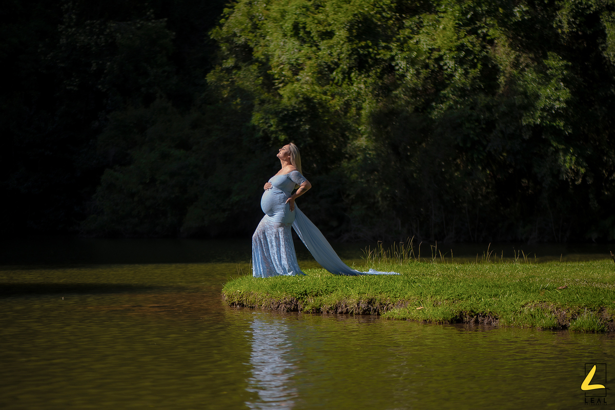 Foto de ensaio gestante ao ar livre vestido azul por Rodrigo Leal