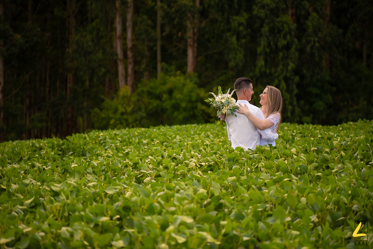 Casal apaixonado em paisagem de campo por Leal Fotografias