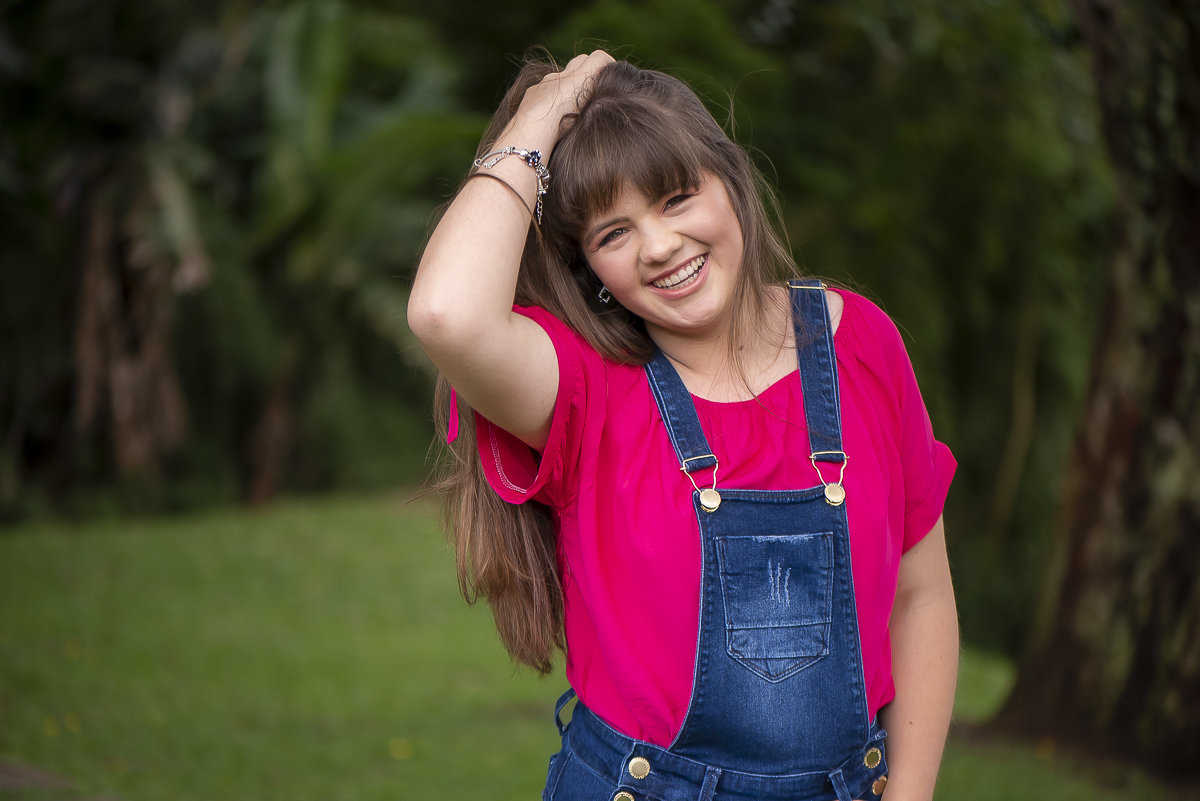 Menina segurando a cabeça em Bosque do Alemão por Leal Fotografias