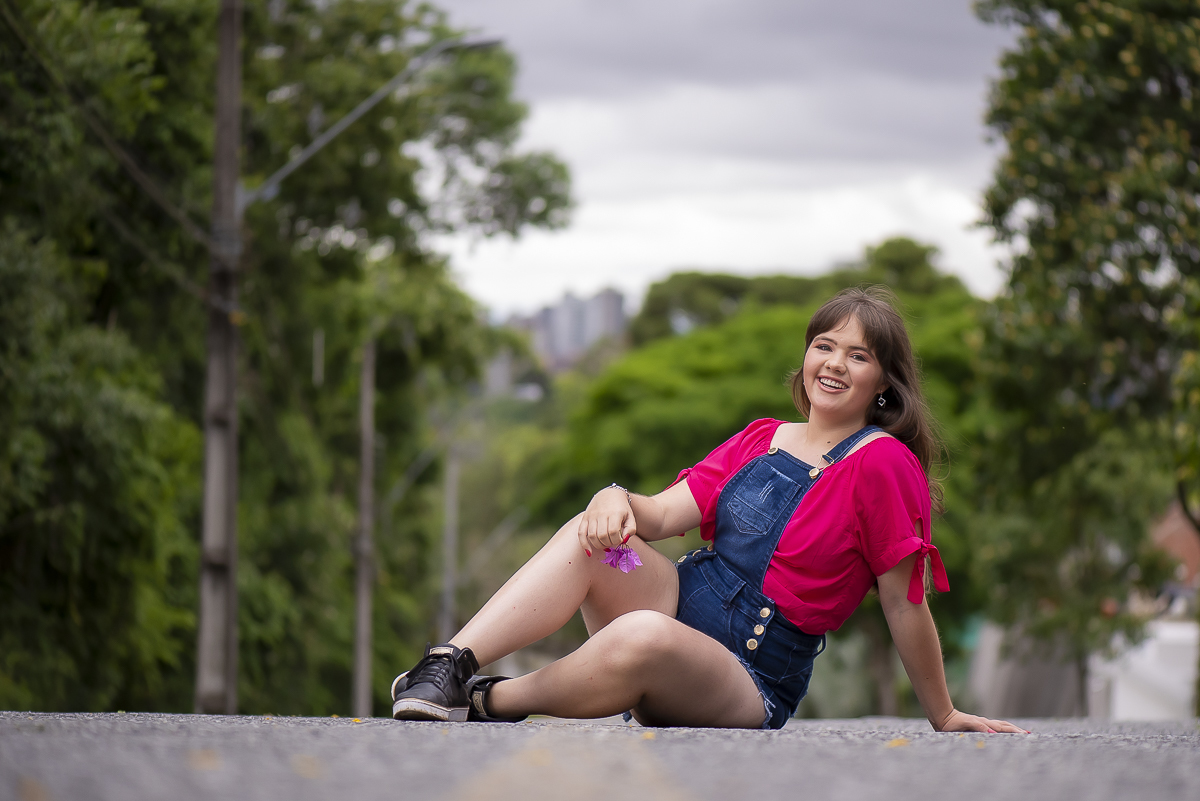Foto de menina sentada na rua por Rodrigo Leal