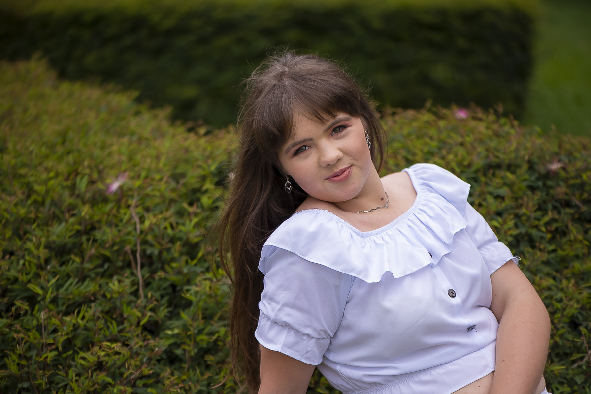 Modelo posando para foto em bosque do Alemão por Rodrigo Leal