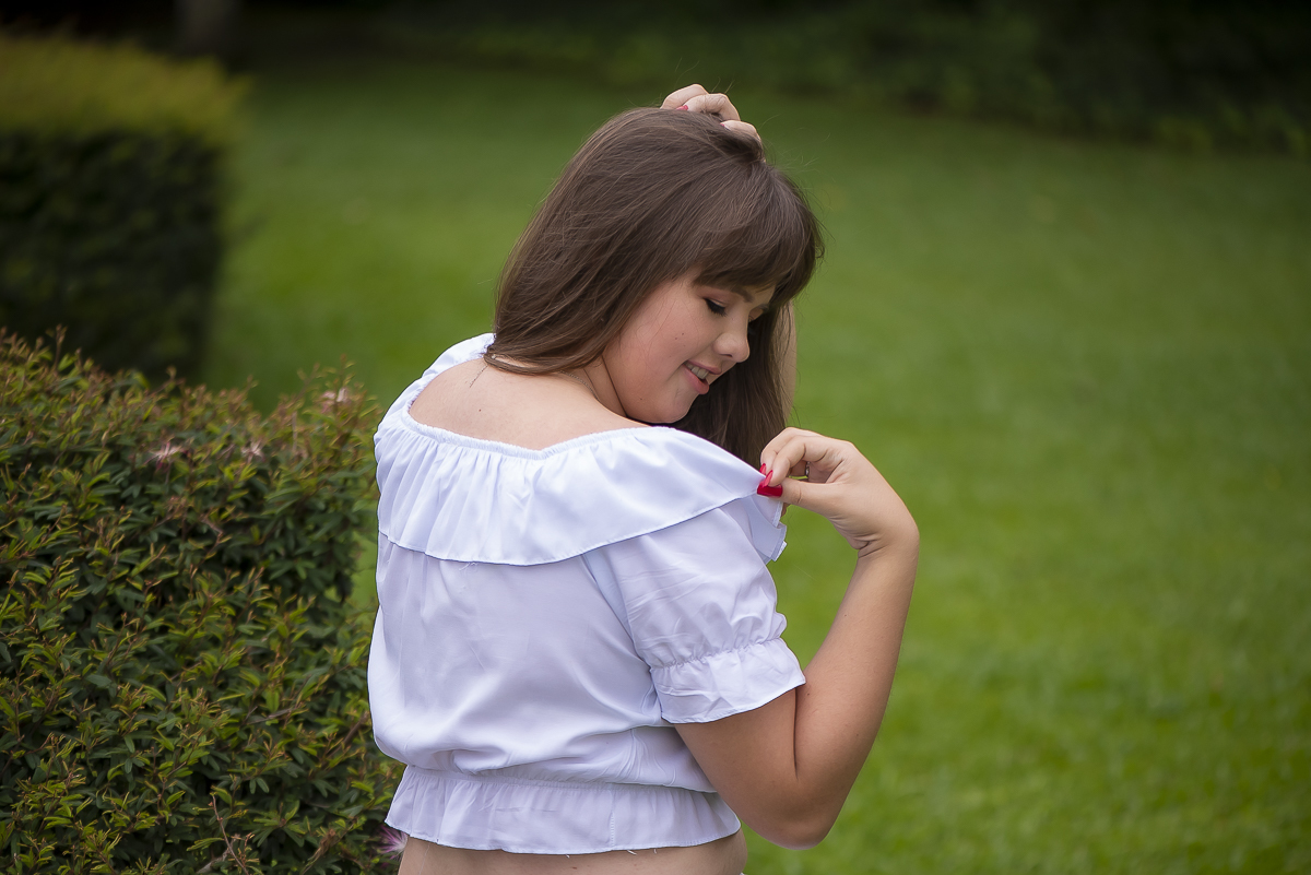 Menina com roupa branca em retrato fotográfico por Leal Fotografias