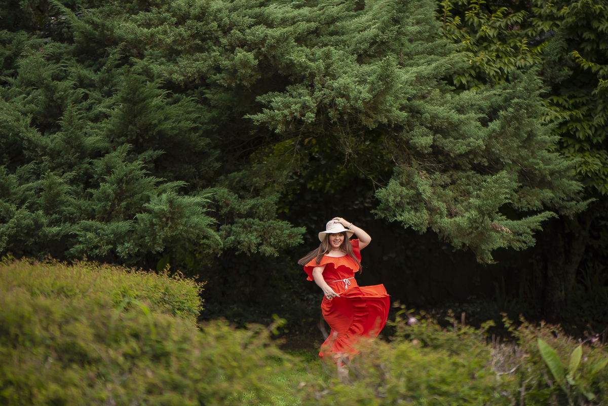 Menina feliz girando em ensaio fotográfico por Rodrigo Leal em Curitiba 