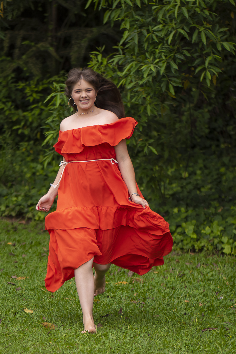 Menina feliz correndo no bosque em Curitiba