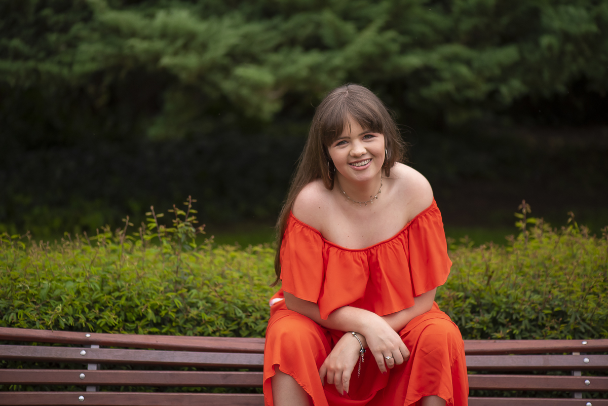 Menina sentada no banco em ensaio fotográfico debutante por Leal Fotografias