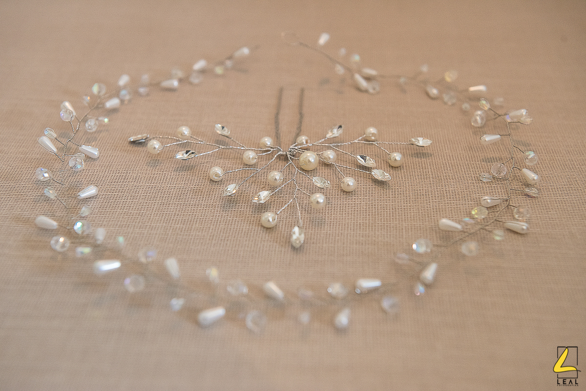 Detalhes do cabelo da noiva por Leal Fotografias em Guaratuba