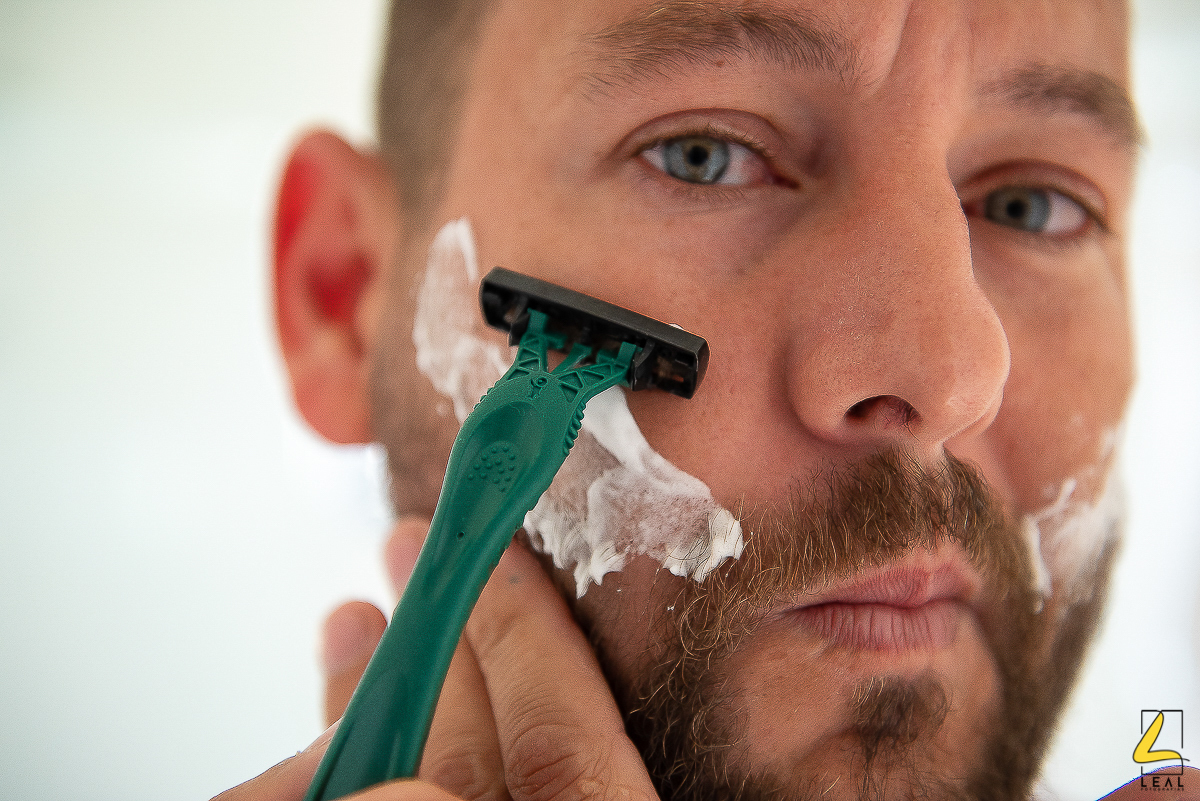 Noivo fazendo a barba por Rodrigo Leal em Guaratuba