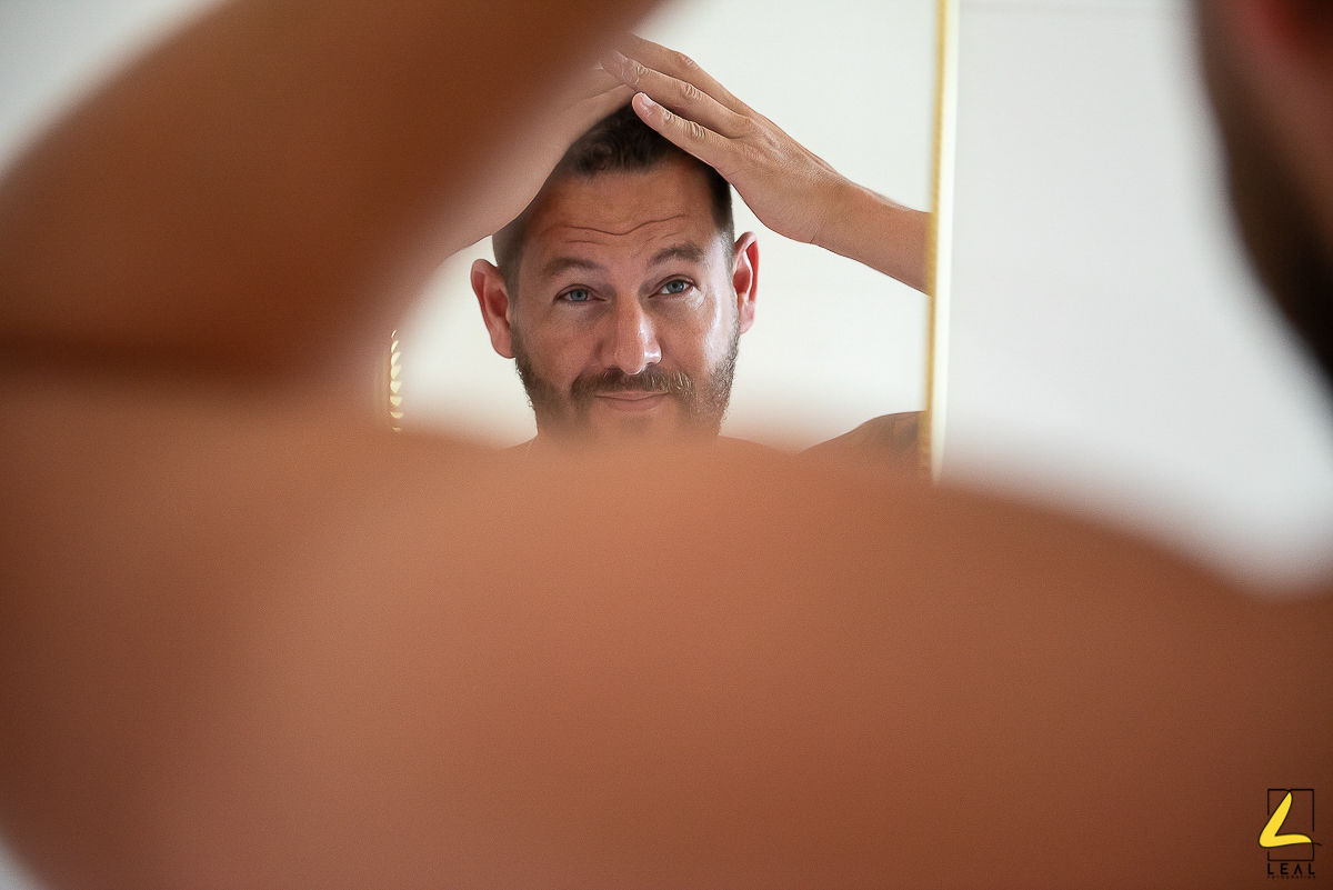 Noivo arrumando o cabelo por Leal Fotografias em Guaratuba