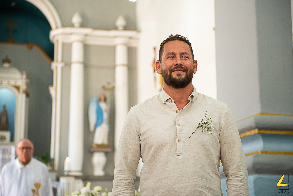 Noivo esperando no alta da Igreja Matriz Nossa Senhora do Bom Sucesso por Leal Fotografias