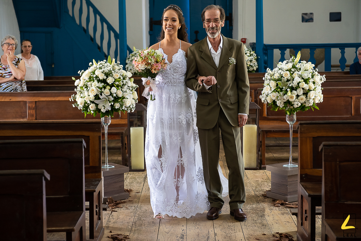 Igreja Matriz Nossa Senhora do Bom Sucesso noiva entrando com seu pai em Guaratuba