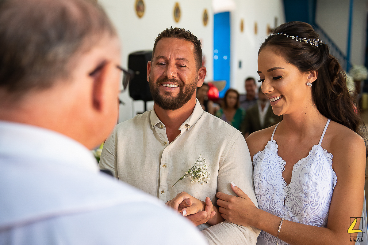 Noivos sorrindo em casamento por Rodrigo Leal