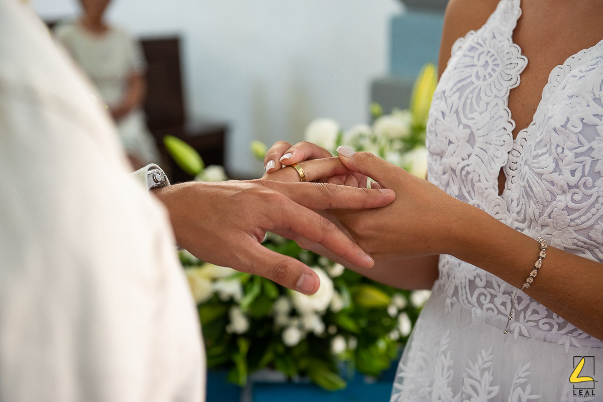 Noivo entrega a aliança pra noiva por Leal Fotografias