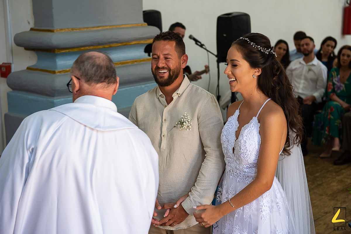 Igreja Matriz Nossa Senhora do Bom Sucesso noivos sorrindo