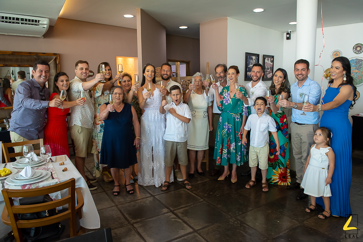 Família brindando em hotel vila real guaratuba por Leal Fotografias

