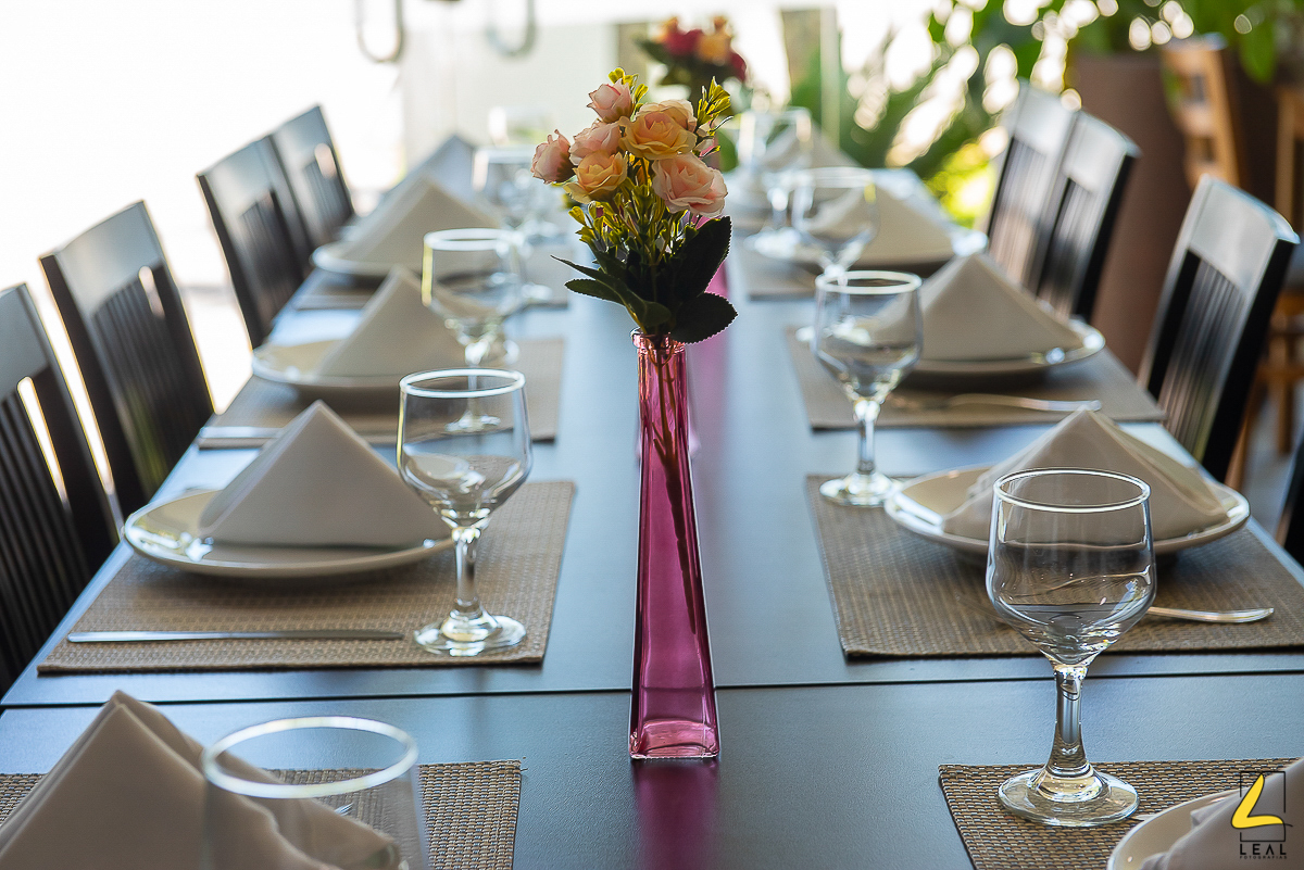 mesa decorada em hotel vila real guaratuba