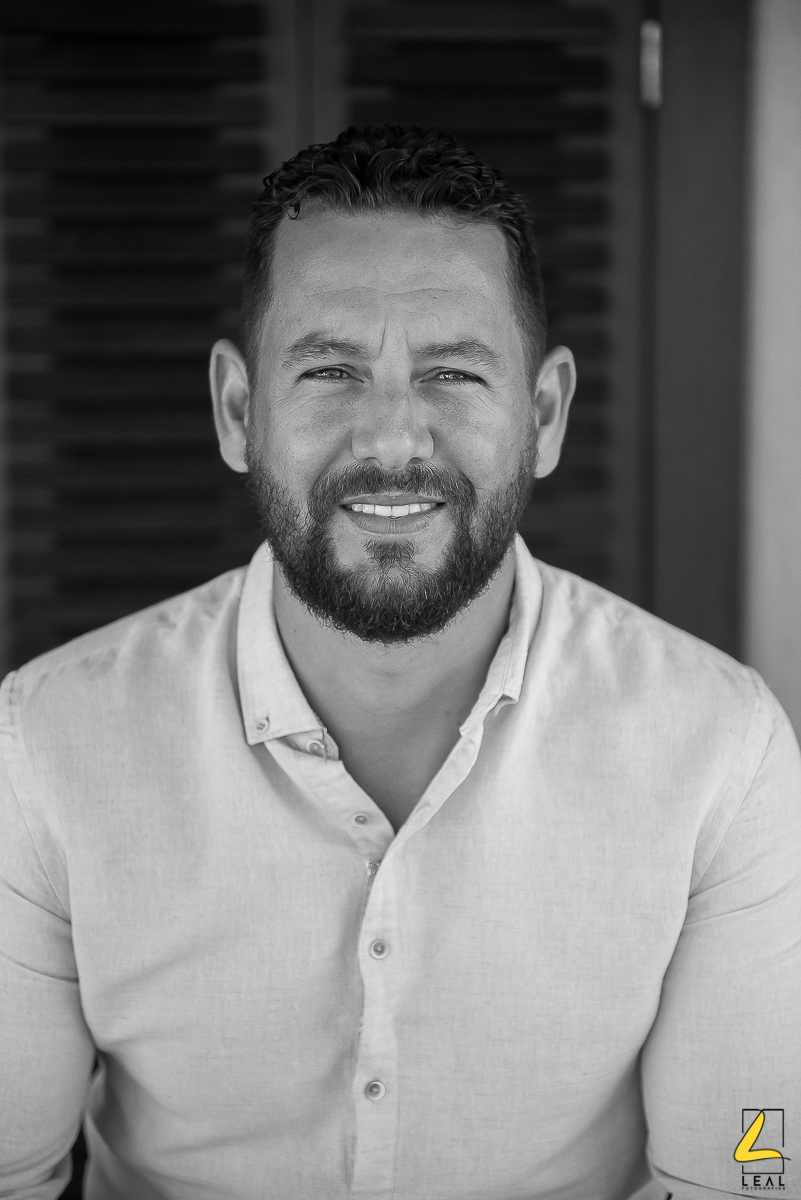 Retrato de homem em preto e branco por Leal Fotografias em Guaratuba