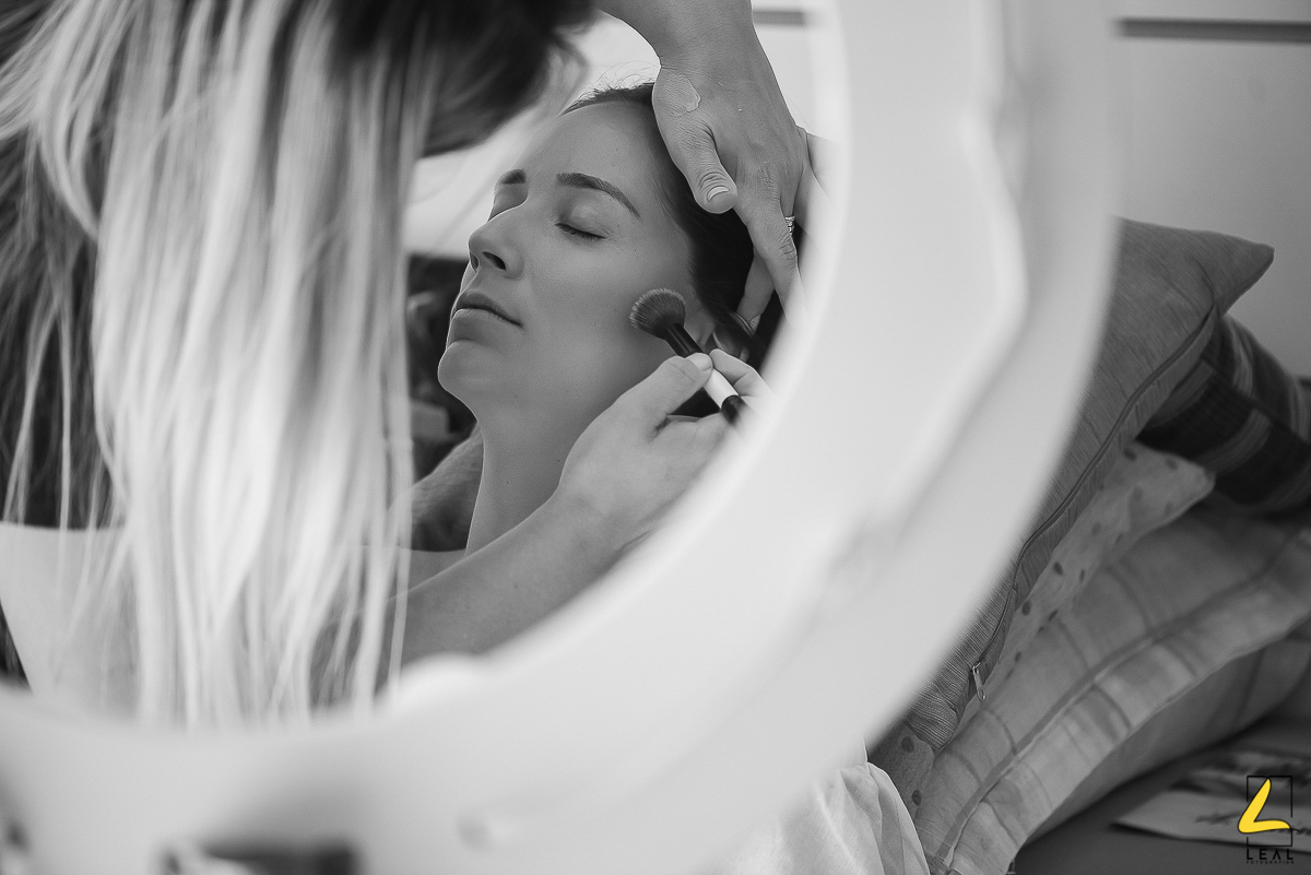 Noiva sorrindo em making of por Leal Fotografias em Guaratuba
