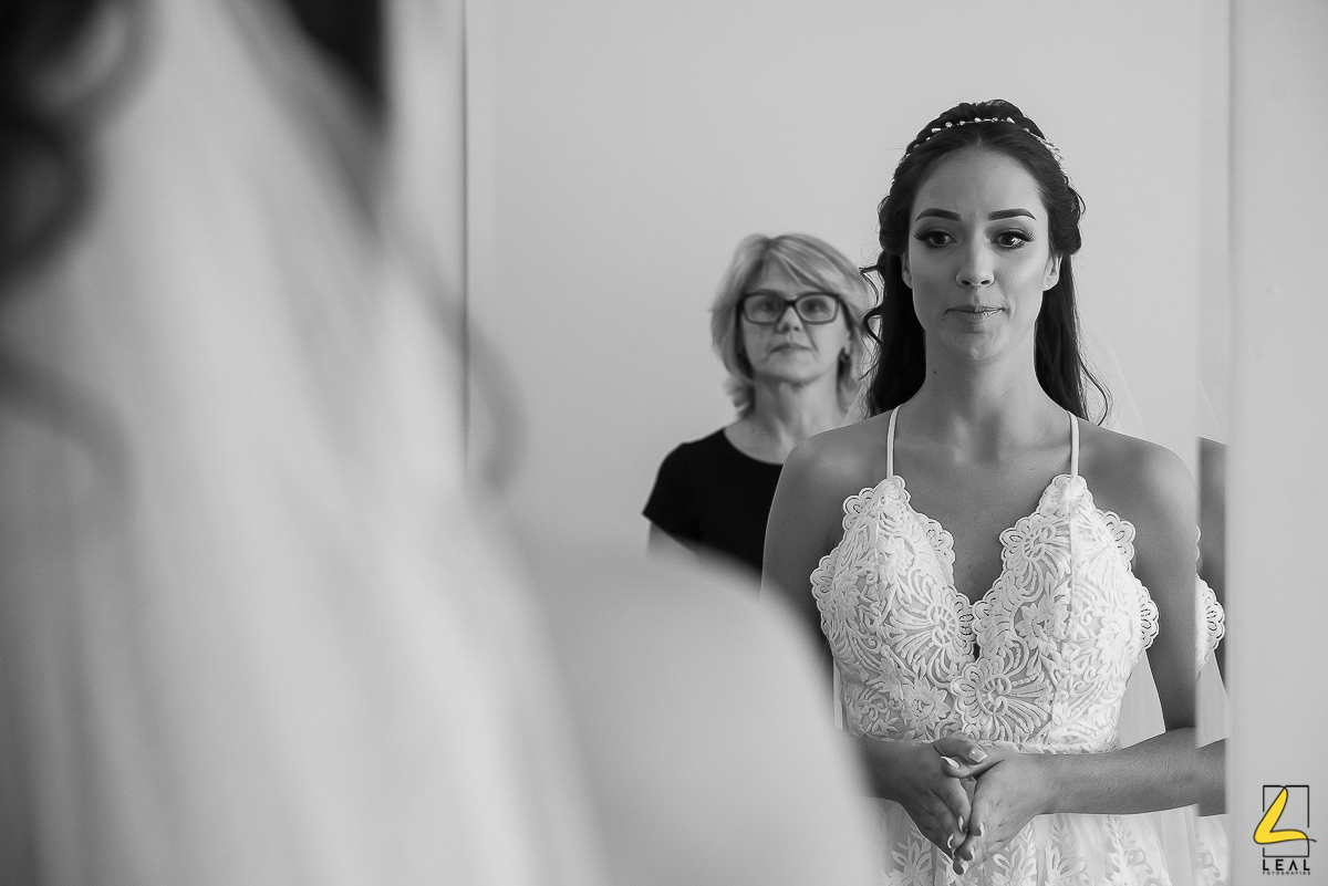Noiva se preparando pro casamento em Guaratuba por Leal Fotografias