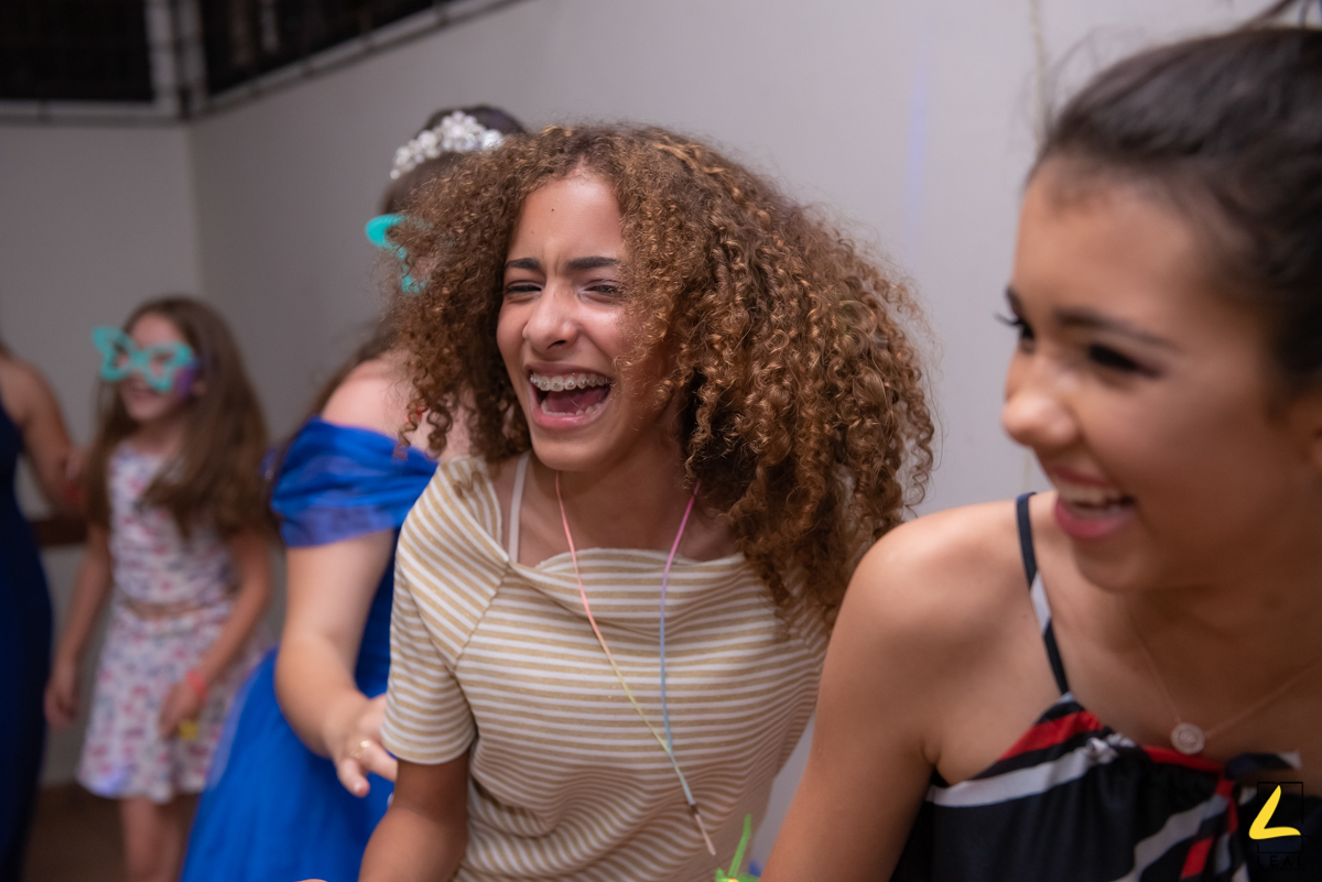 Festa de 15 anos em Curitiba jovem balançando o cabelo