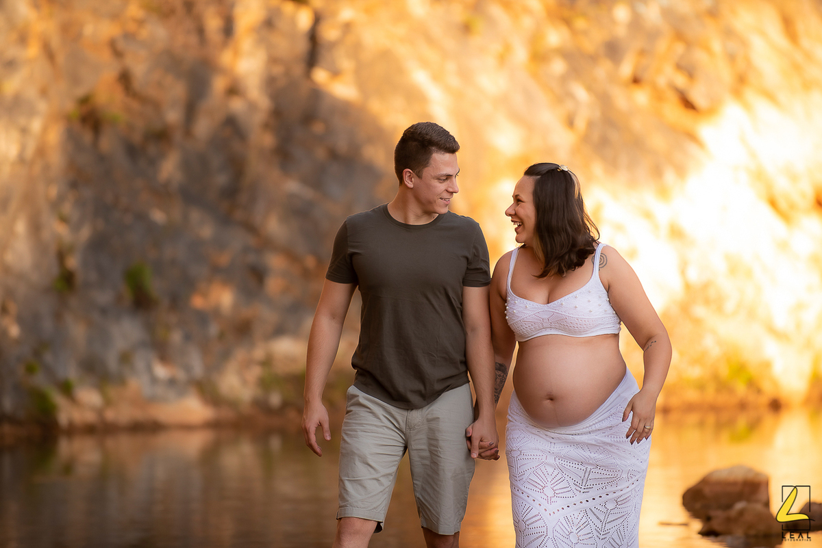 Noivo e noiva caminhando em zona rural por Leal Fotografias