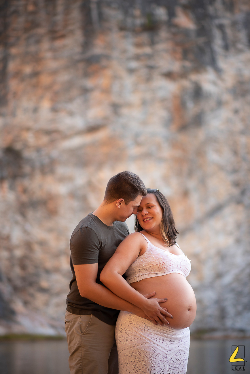 Casal apaixonado em foto por Leal Fotografias na pedreira de Campo Magro