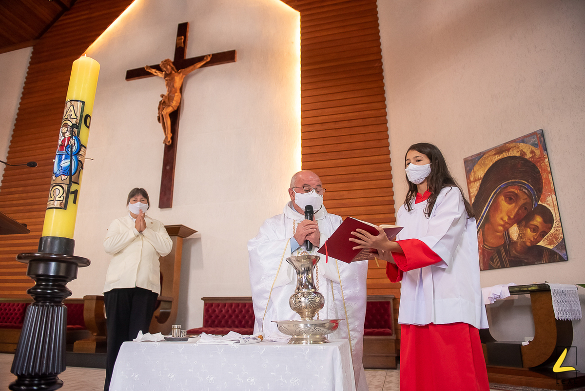 Benção da água em cerimonia de batizado em Curitiba por Leal Fotografias