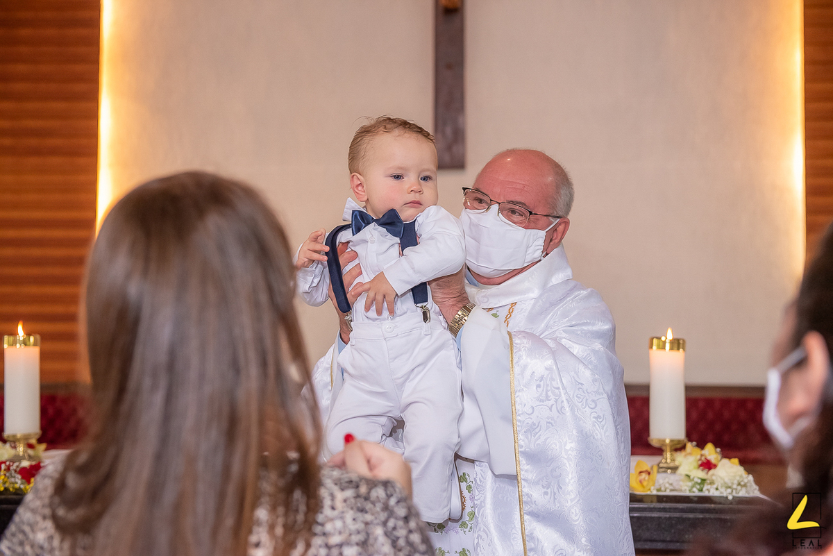 Padre auxílio apresentando a criança pra comunidade em Curitiba por Leal Fotografias