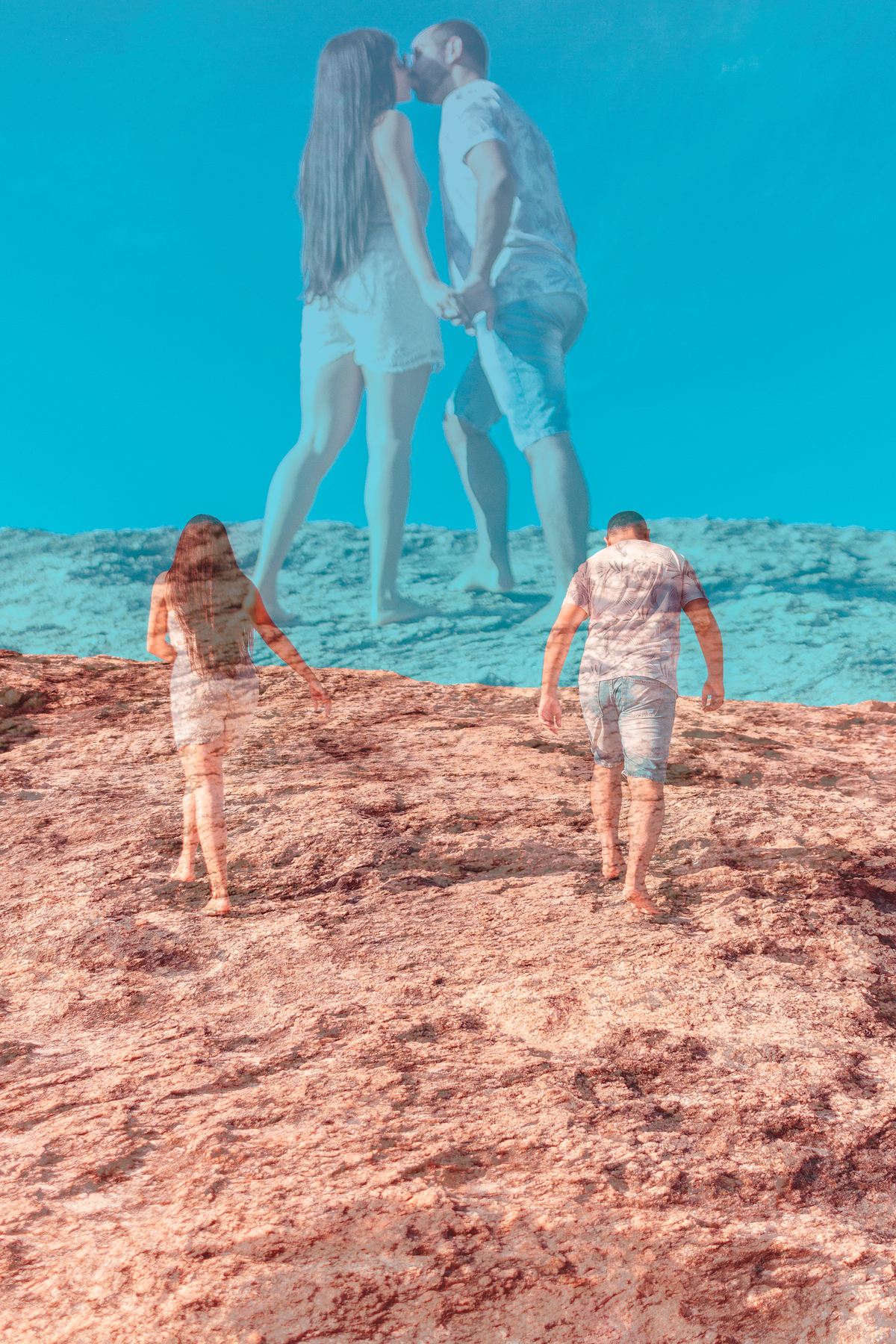 A ideia dessa foto foi demonstrar que em um momento da vida o casal caminhou bem próximos, quando frequentavam a mesma igreja, porém separados, até que um certo dia foram unidos pelas mãos de Deus.