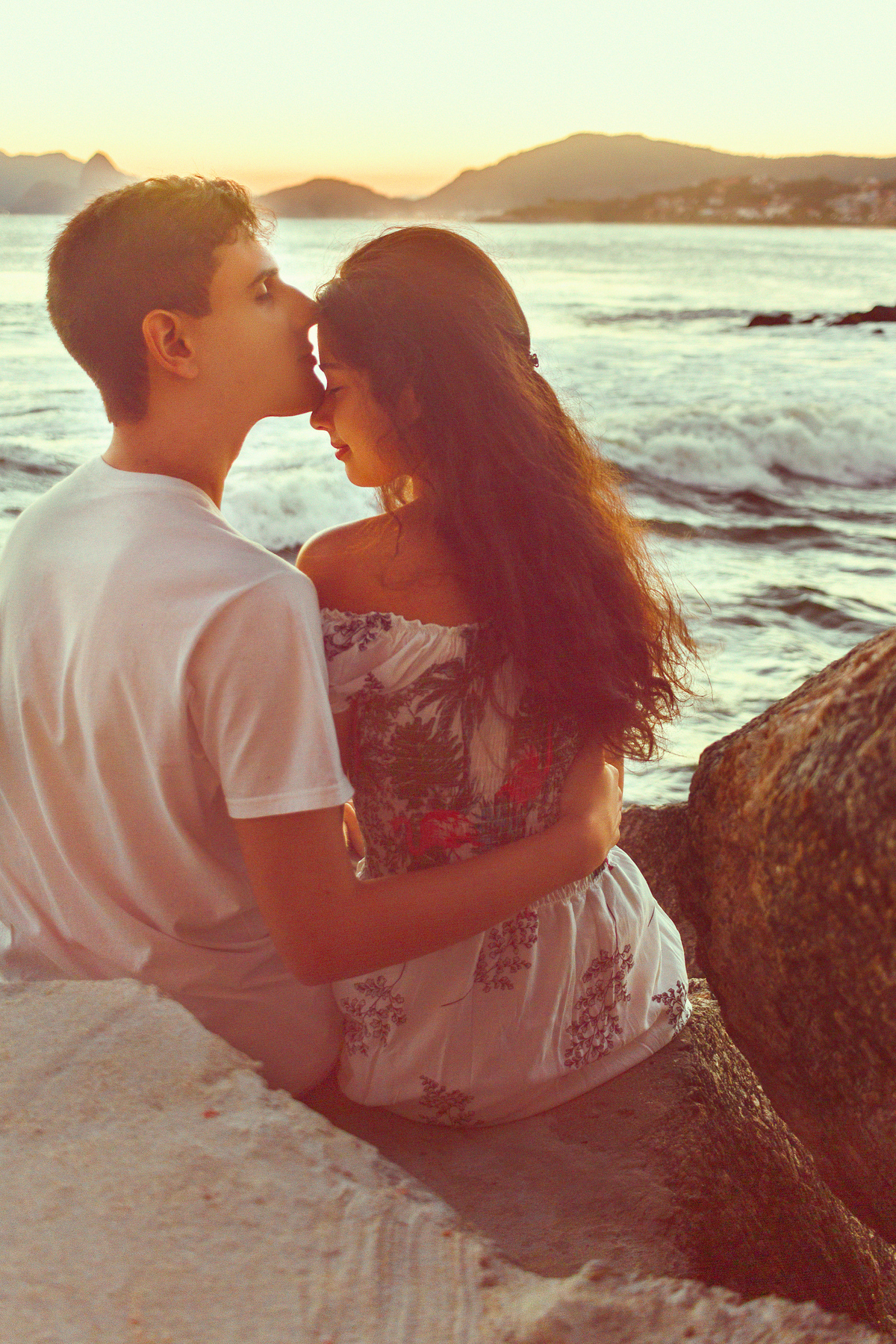 Beijinho romântico no ensaio de casal