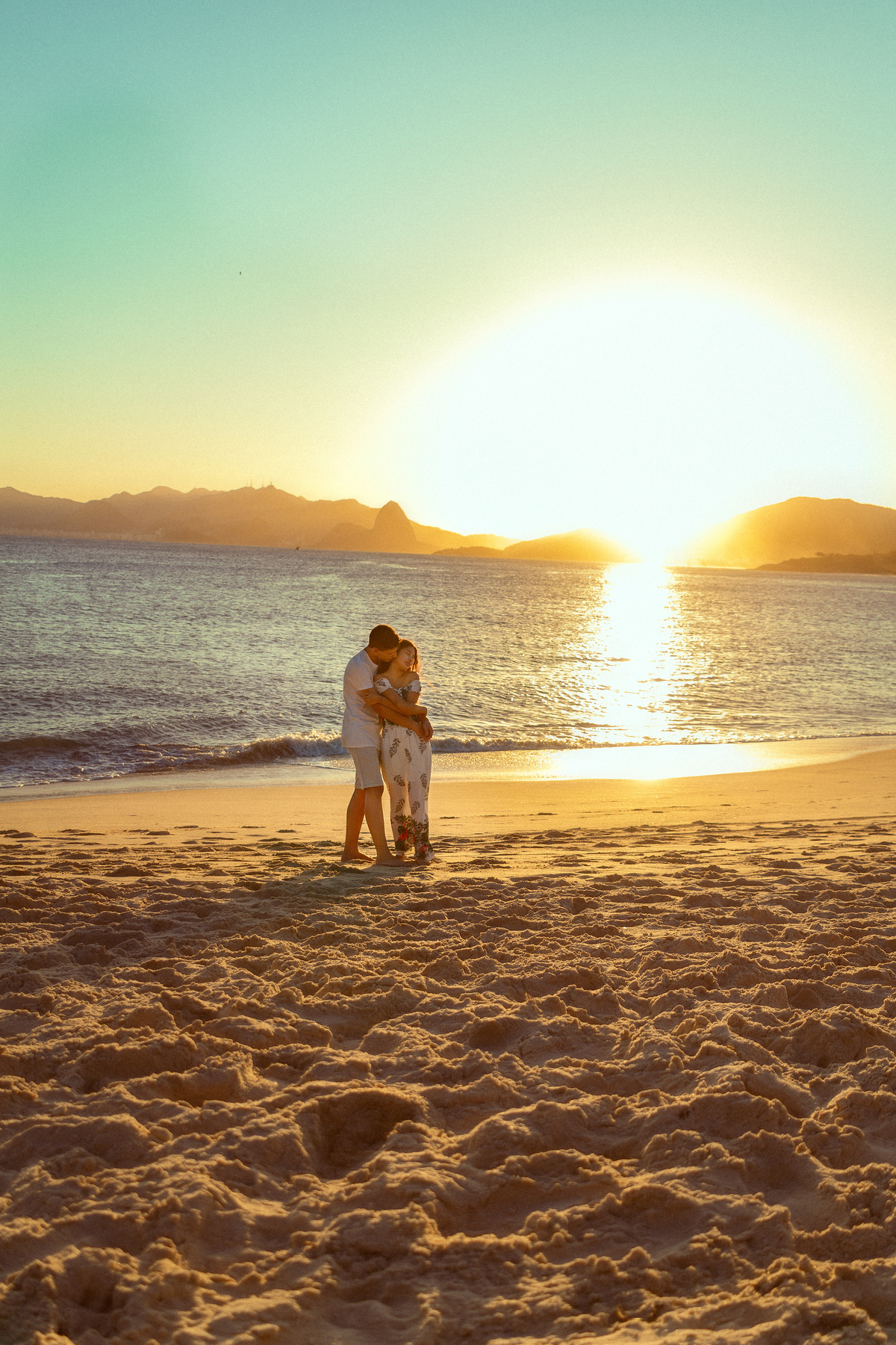 Namorinho na praia rende altas fotos no ensaio de casal
