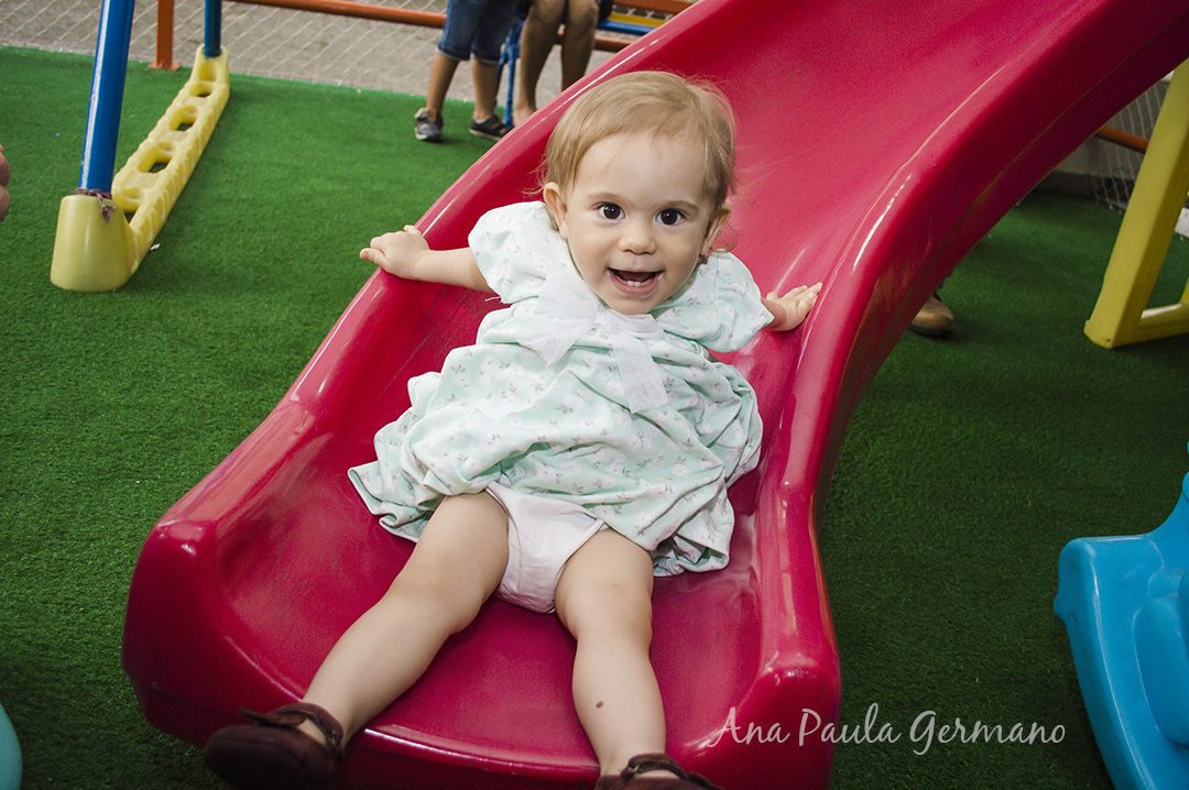 criança escorregando