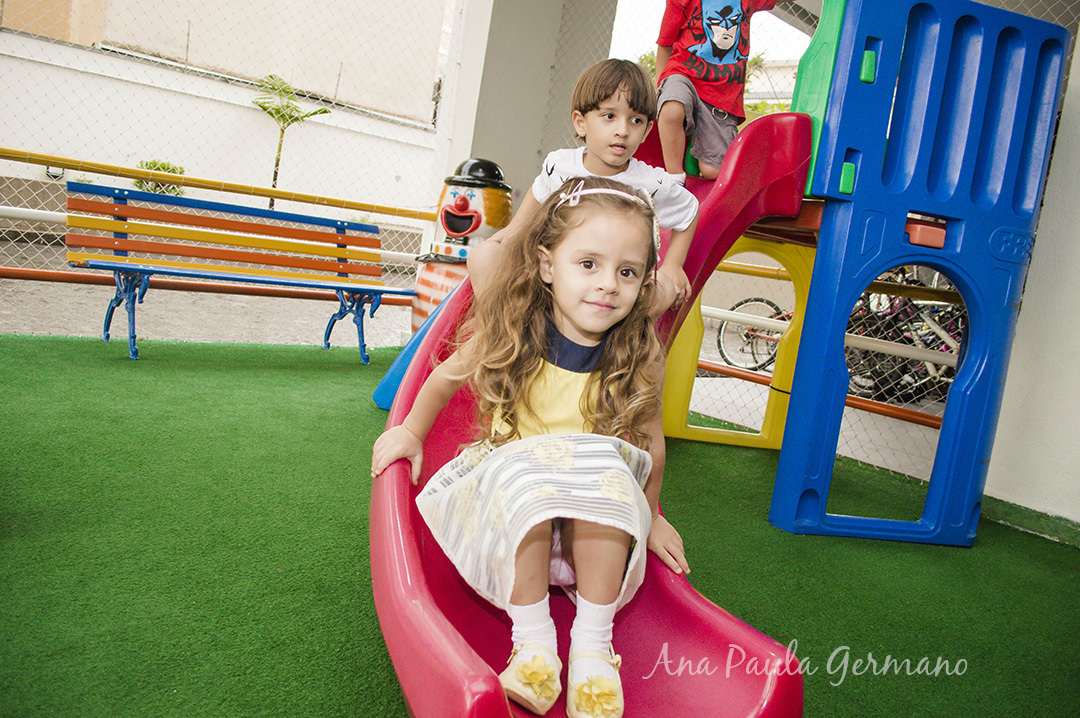 criança escorregando