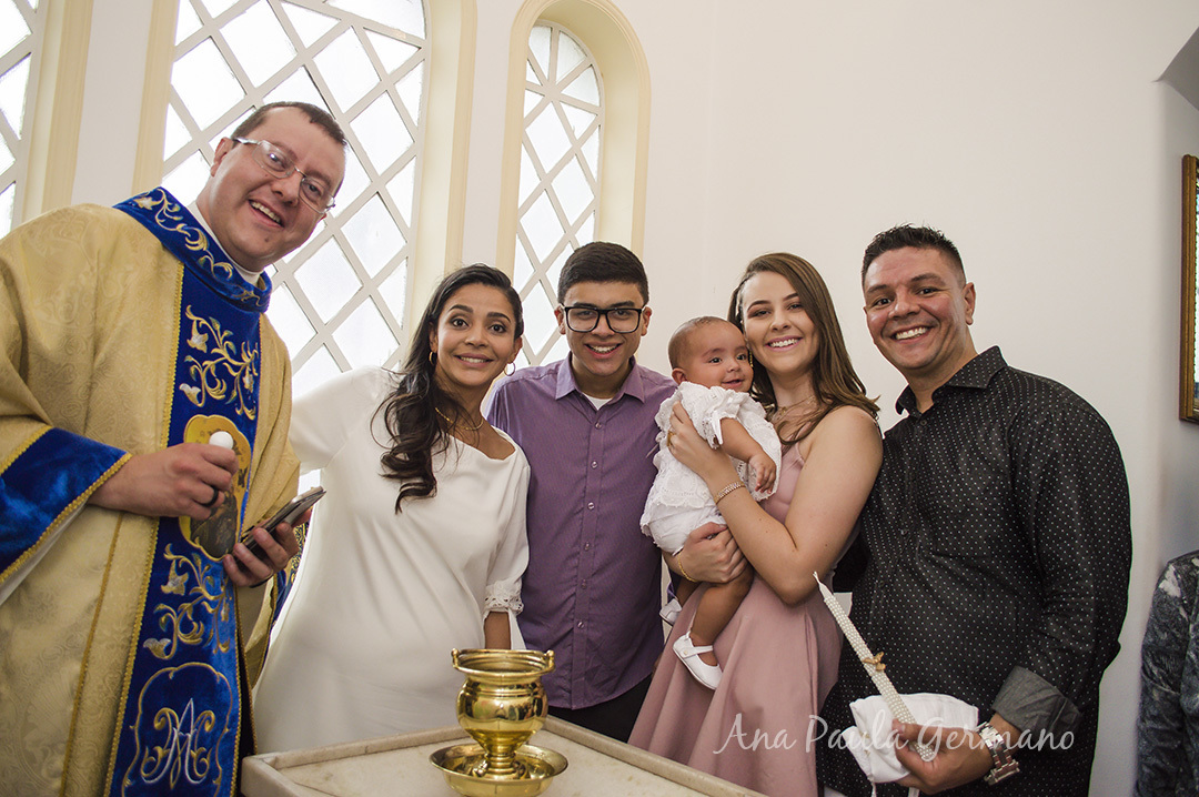 pais, padrinhos, a bebê e o padre