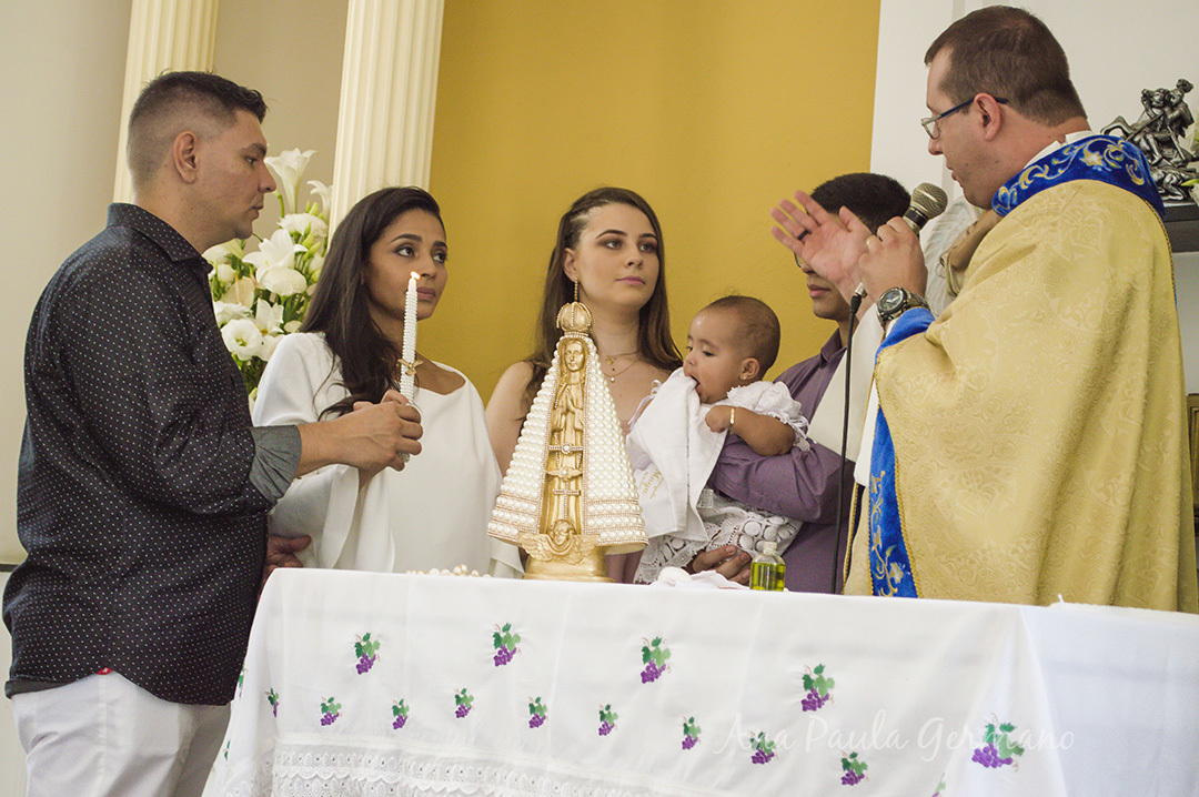 pais, padrinhos, a bebê e o padre
