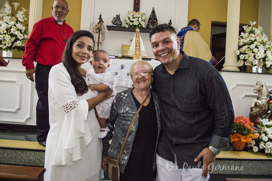 pais, avó e a bebê