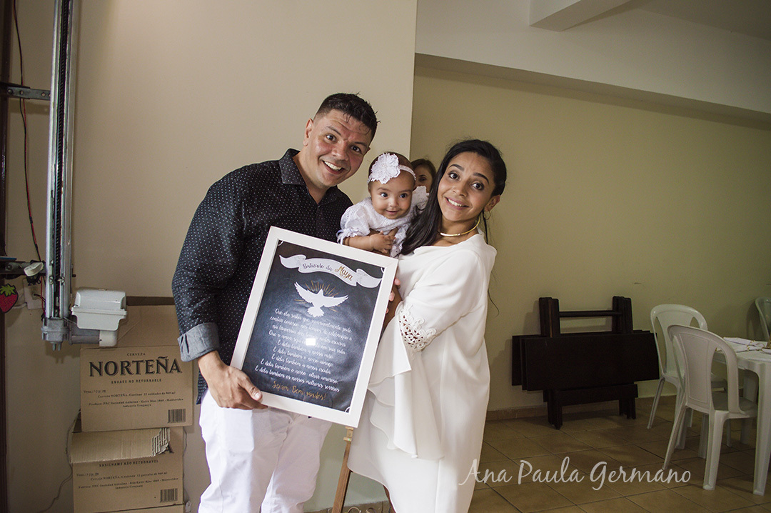 pais e a bebê com chalkboard